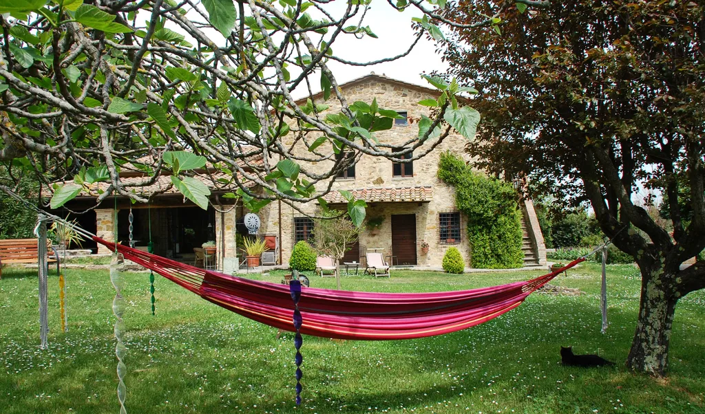 Il giardino del Casale, con l’amaca sotto l’albero
