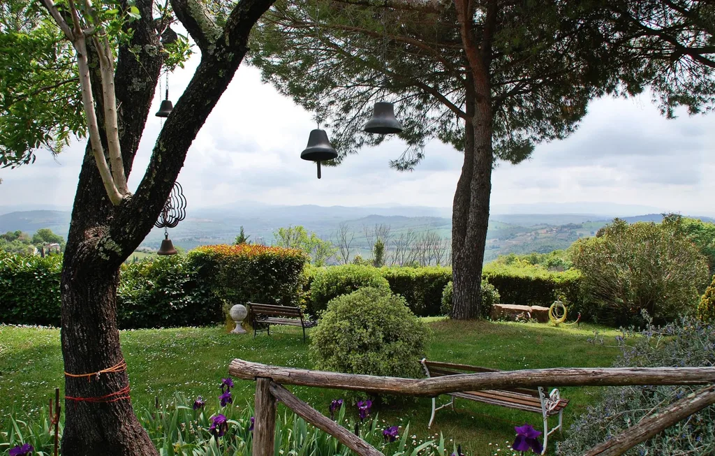 Il giardino del Casale, con vista sulla valle