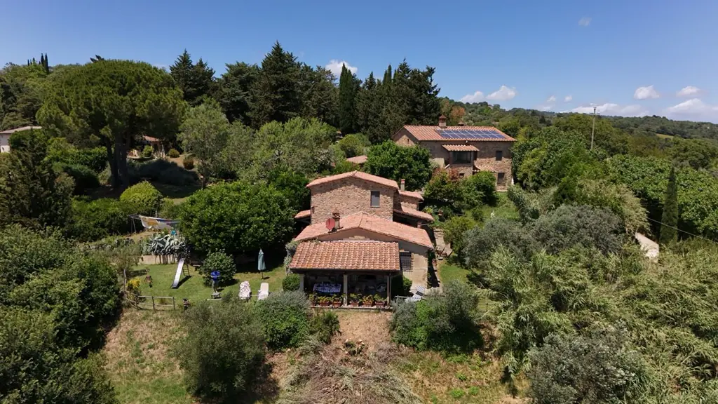 I due casali a una cinquantina di metri l’uno dall’altro