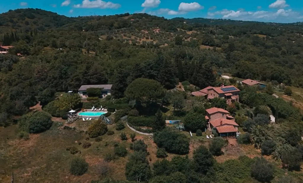 Il podere visto da lontano, in mezzo alla macchia