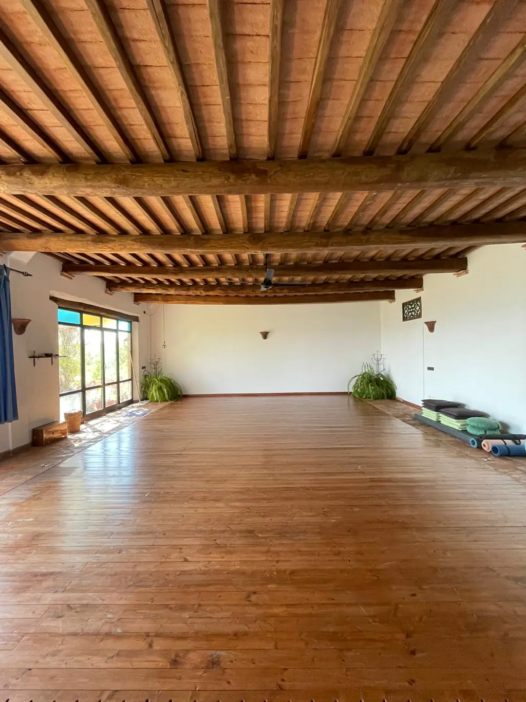 La sala, vuota, sotto le travi